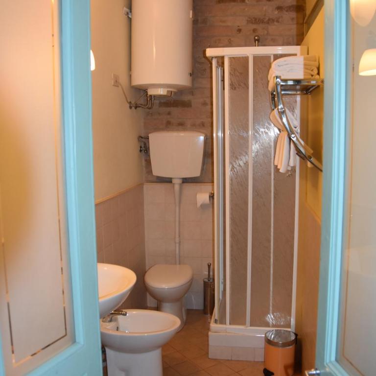 B&B AL DUCALE and APARTMENTS - Camera Familiare con Bagno Privato - 7