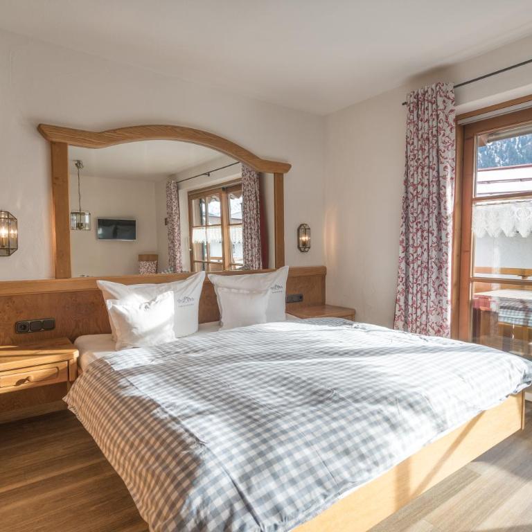 Ferienwohnungen Alpentraum - Landhaus im oberen Markt - Apartment mit Balkon - 2