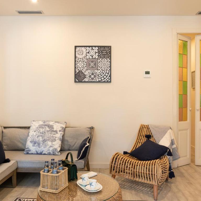 Chic Apartments Barcelona - Apartment with Balcony - 17