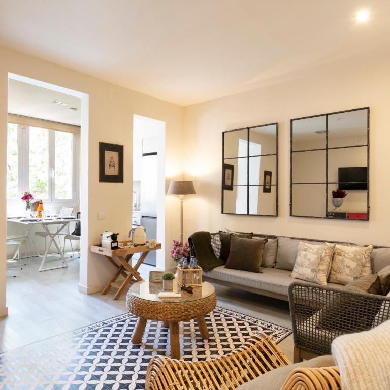 Chic Apartments Barcelona - Apartment with Balcony - 9