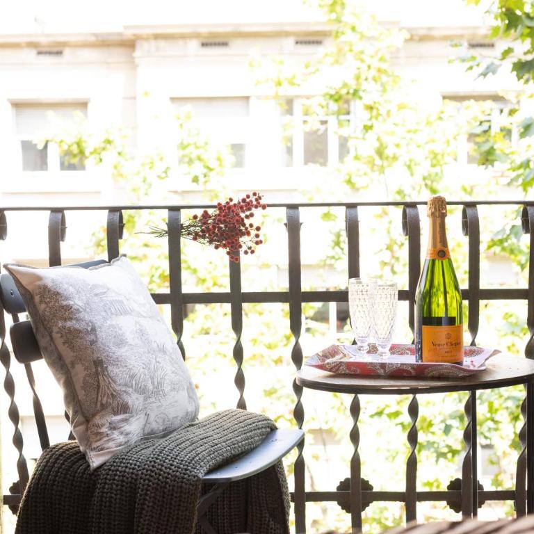 Chic Apartments Barcelona - Apartment with Balcony - 12