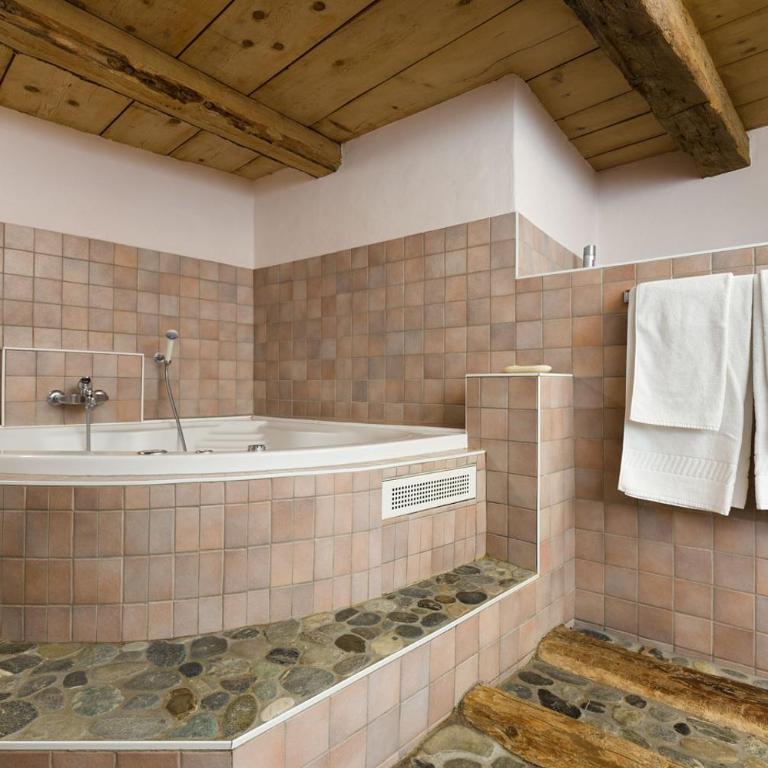 Mayen2003 Ayent Anzère - Doppelzimmer mit Whirlpool-Badewanne - 2