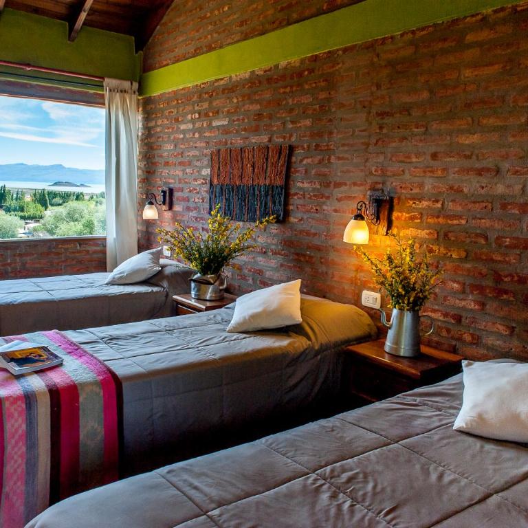 Posada Larsen - Habitación Triple Deluxe con vistas al lago - 3