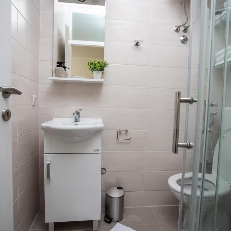 Big Tree Apartment & The Nest Apartment - free Parking - One-Bedroom Apartment - 13