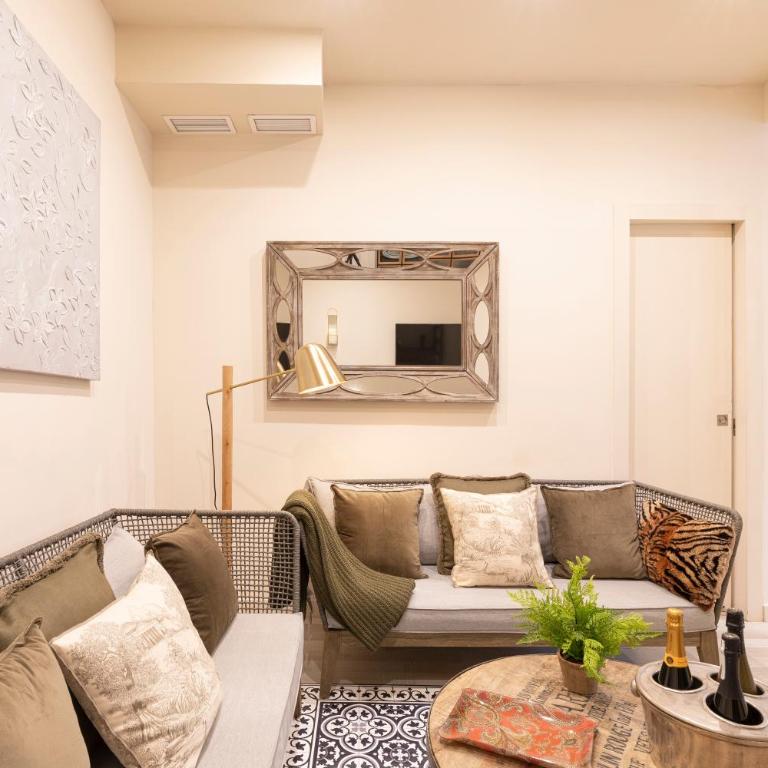 Chic Apartments Barcelona - Apartment with Balcony - 17