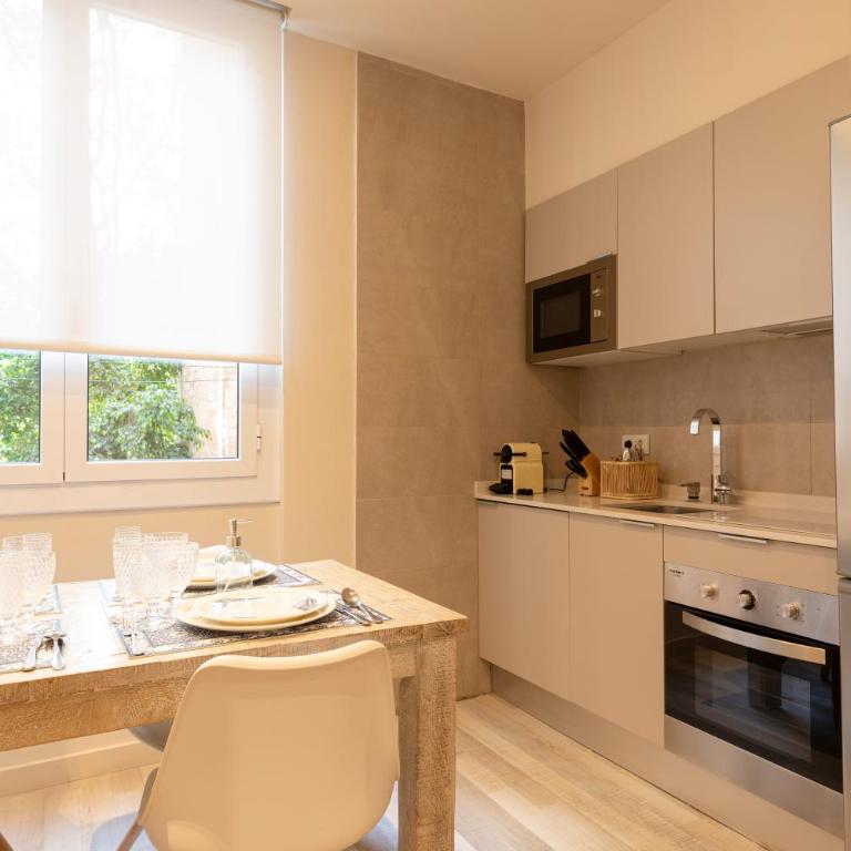 Chic Apartments Barcelona - Apartment with Balcony - 6