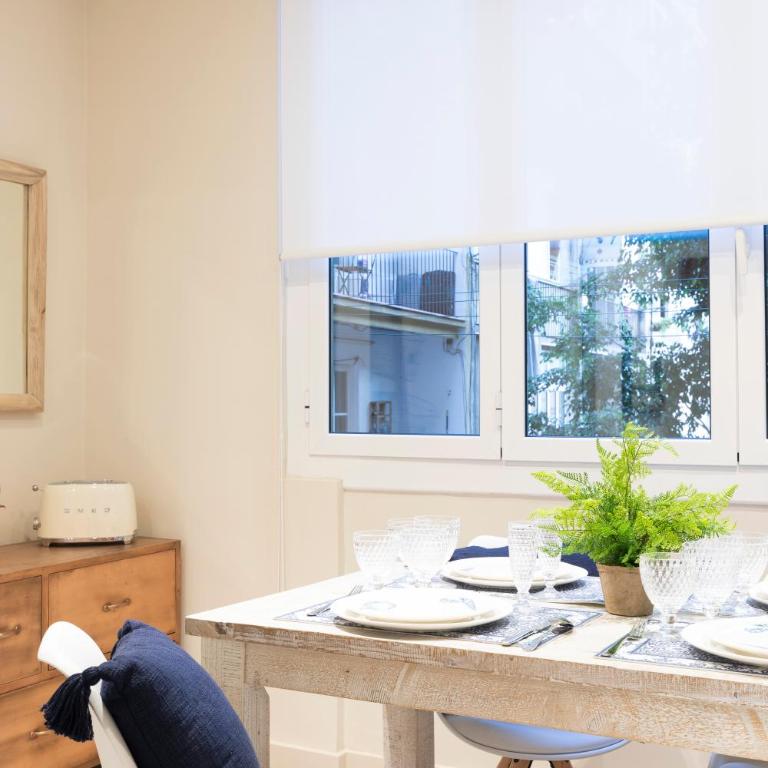 Chic Apartments Barcelona - Apartment with Balcony - 15