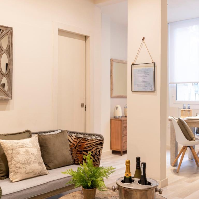 Chic Apartments Barcelona - Apartment with Balcony - 8