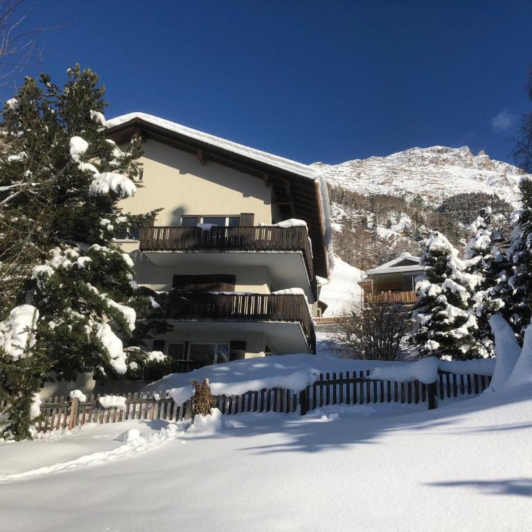 Ferienwohnung Pontresina - Chesa Andrea - Gartensitzplatz - Apartment mit 3 Schlafzimmern - 27