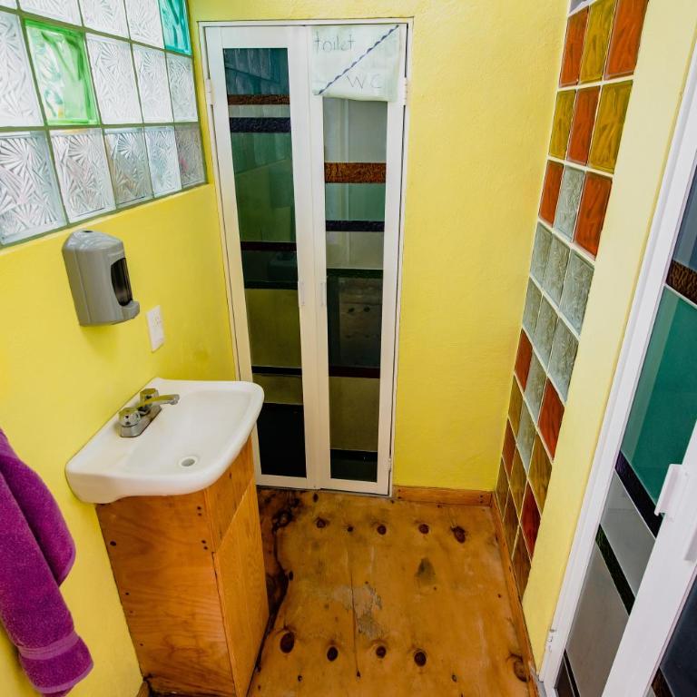 Hostal México Airport CDMX - Habitación Triple Básica con baño compartido - 10