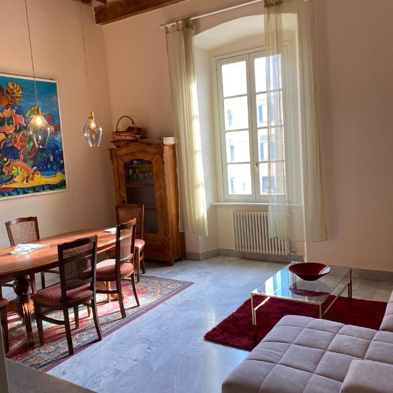 Renovated apartment with 3 bedrooms in an historic palazzo between port and old town - Three-Bedroom Apartment - 33