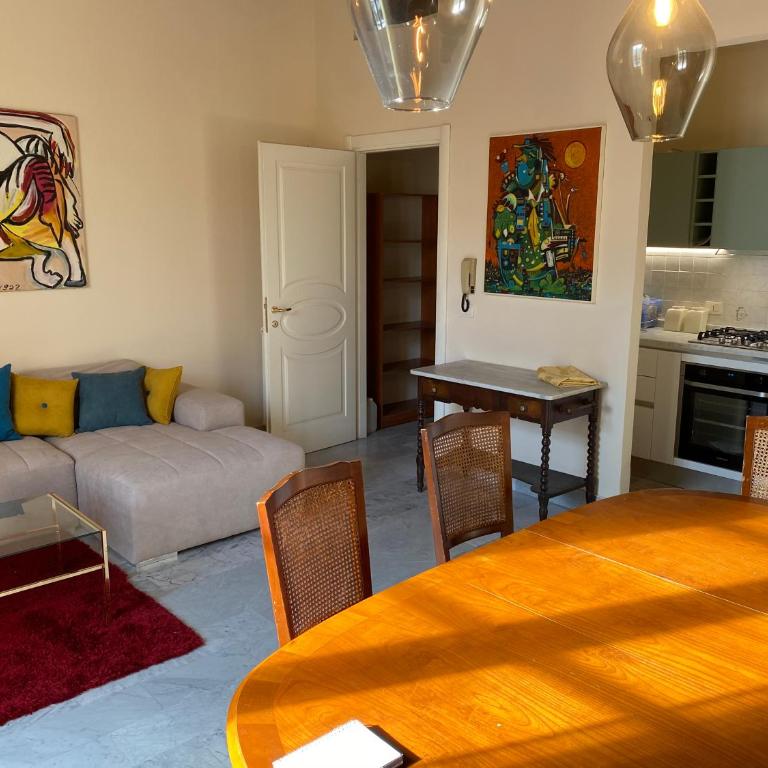 Renovated apartment with 3 bedrooms in an historic palazzo between port and old town - Three-Bedroom Apartment - 11