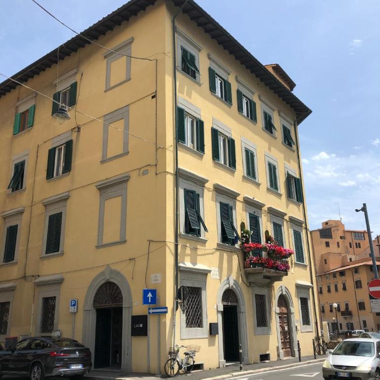 Renovated apartment with 3 bedrooms in an historic palazzo between port and old town - Three-Bedroom Apartment - 23