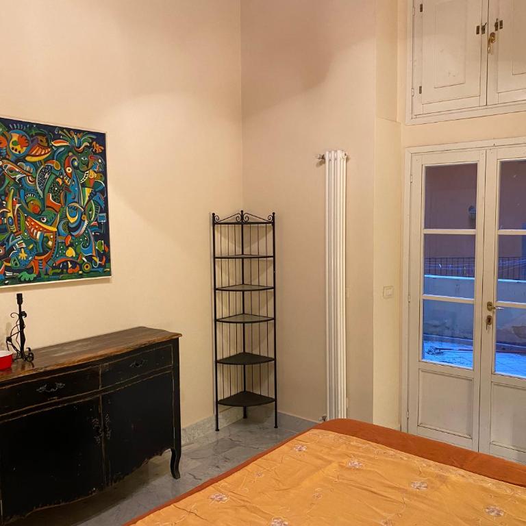 Renovated apartment with 3 bedrooms in an historic palazzo between port and old town - Three-Bedroom Apartment - 20