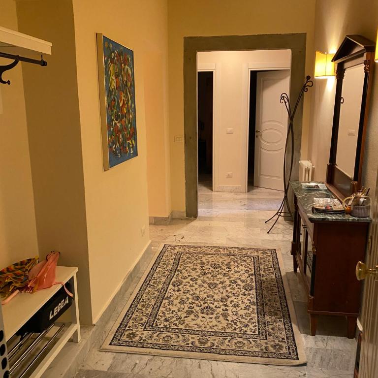Renovated apartment with 3 bedrooms in an historic palazzo between port and old town - Three-Bedroom Apartment - 4
