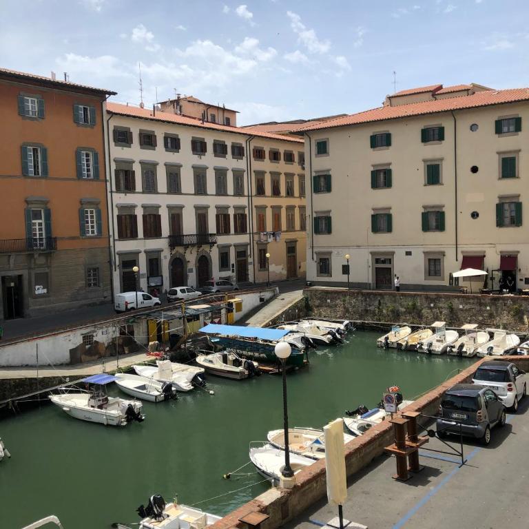 Renovated apartment with 3 bedrooms in an historic palazzo between port and old town - Three-Bedroom Apartment - 16