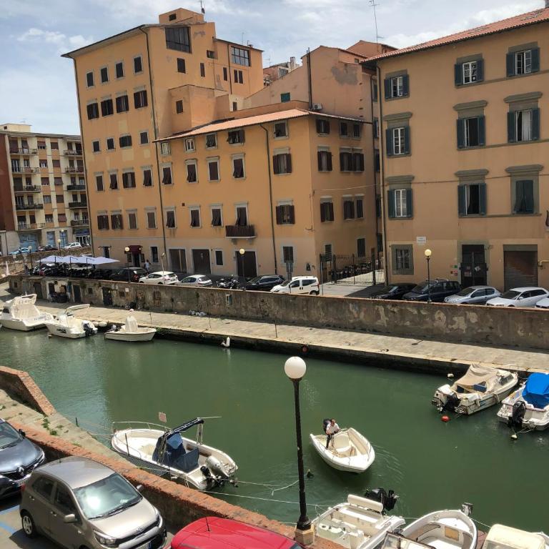 Renovated apartment with 3 bedrooms in an historic palazzo between port and old town - Three-Bedroom Apartment - 31
