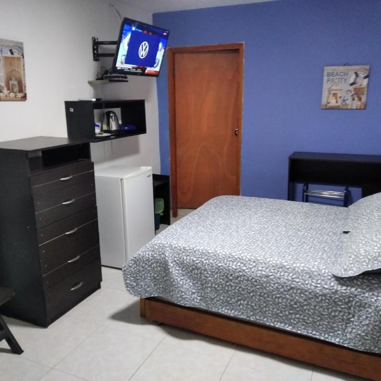 Kings House - Twin Room - 1