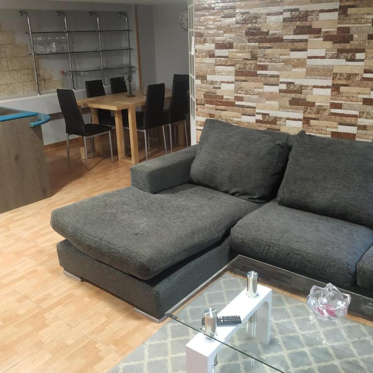 Apartamentos Deluxe Barajas - Three-Bedroom Apartment - 2