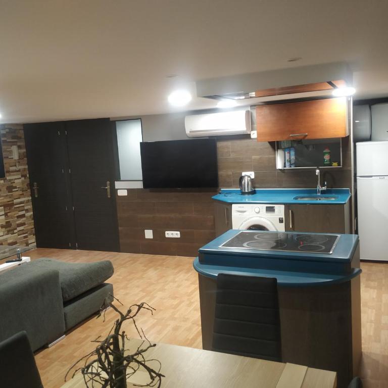 Apartamentos Deluxe Barajas - Three-Bedroom Apartment - 4