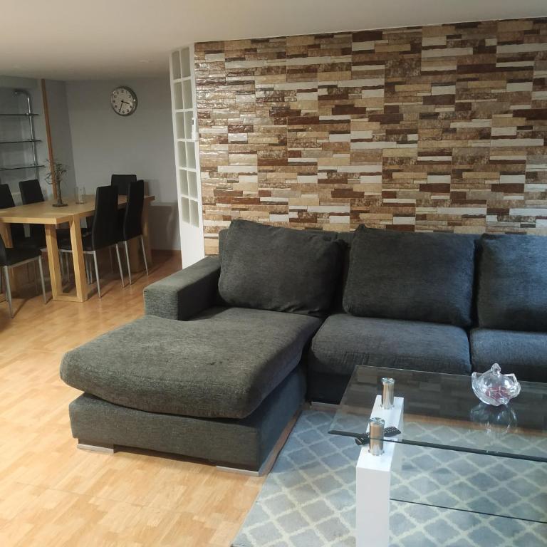 Apartamentos Deluxe Barajas - Three-Bedroom Apartment - 12