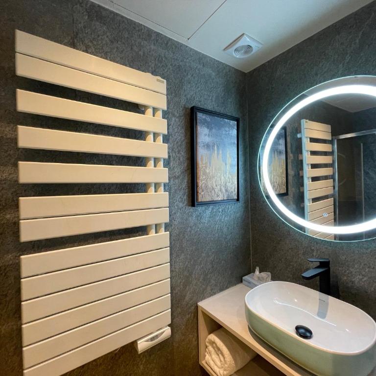 Hotel 33 Marbeuf - Chambre Deluxe Montmartre - 6