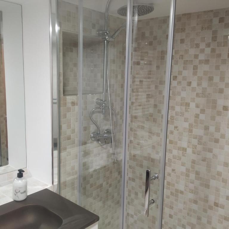 Apartamentos Deluxe Barajas - Three-Bedroom Apartment - 16