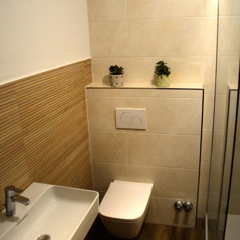 Pension Almhof Baumgarten - Familienzimmer mit eigenem Bad - 8