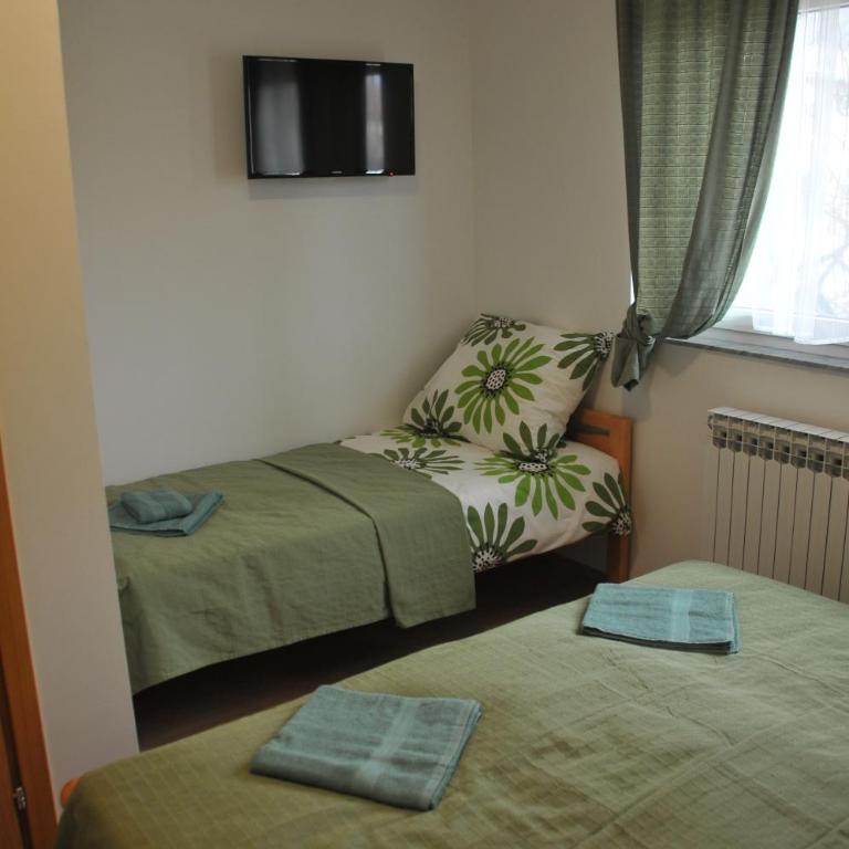 Guesthouse Hortenzija - Triple Room with Private Bathroom - 7