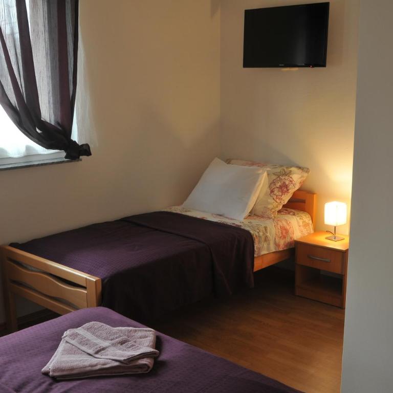 Guesthouse Hortenzija - Triple Room with Private Bathroom - 2