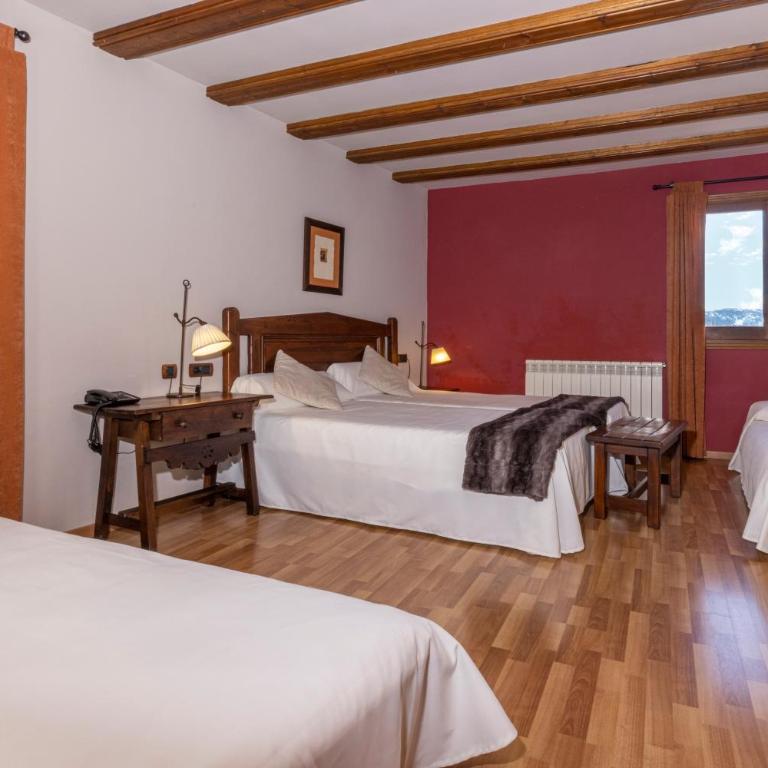 Hotel Casa Cornel - Habitación Doble con cama supletoria (2 adultos + 1 niño) - 2 camas - 2