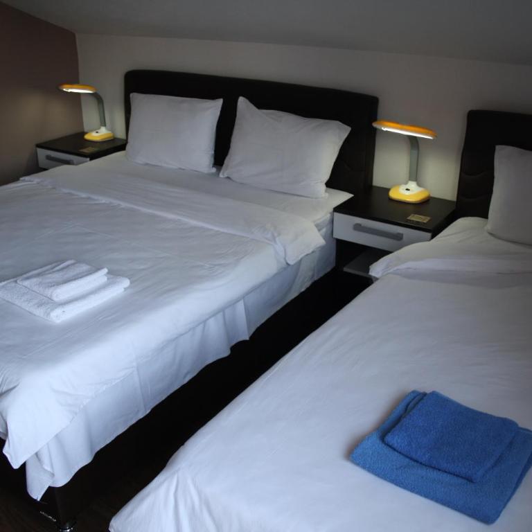 Guesthouse Stari Grad - Triple Room with Shared Bathroom - 4
