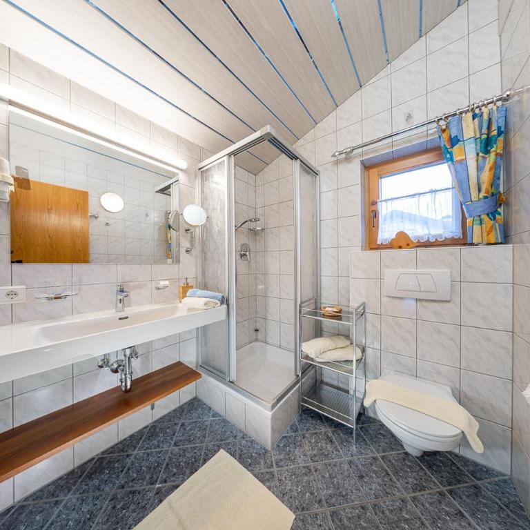 Haus Brunnacker - Two Double Room and one Twin Room Apartment with balcony - 4