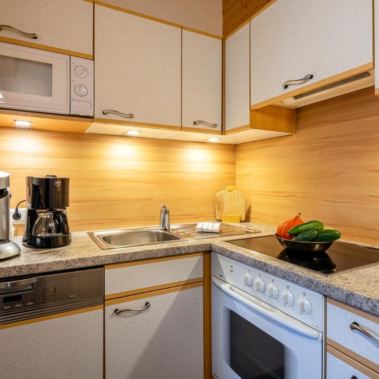 Haus Brunnacker - Two Double Room and one Twin Room Apartment with balcony - 5