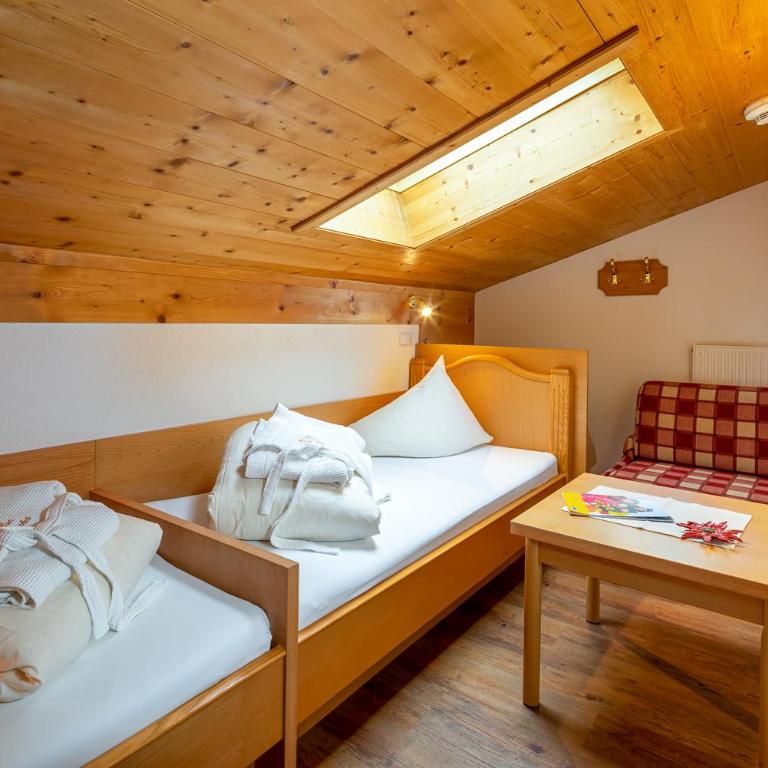Haus Brunnacker - Two Double Room and one Twin Room Apartment with balcony - 3