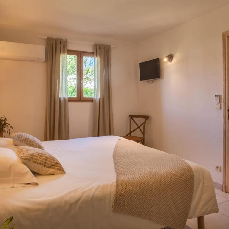 location de vacances Olivier jardin privatif et piscine chauffée partagée - Apartment - 22