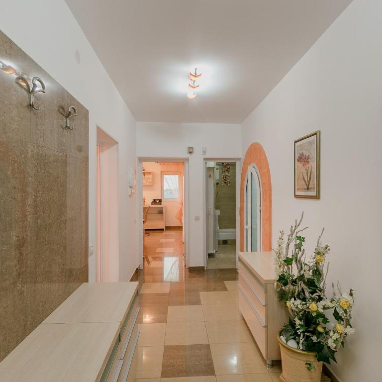 Palm Point Apartment - One-Bedroom Apartment - 2
