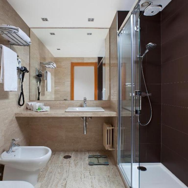 NH Madrid Ventas - Chambre Familiale Communicante avec Lit d'Appoint (3 Adultes + 2 Enfants) - 1