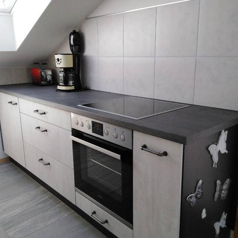 Komplette Dachwohnung mit Balkon und Bergblick - Apartment mit 1 Schlafzimmer - 13