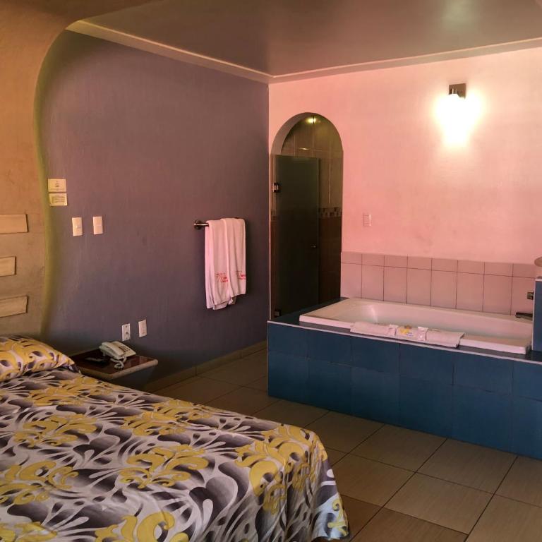 Hotel & Villas 7 - Queen Room with Spa Bath - 17
