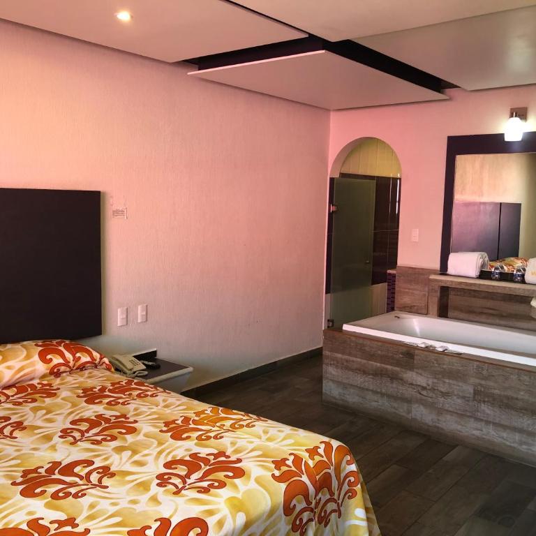 Hotel & Villas 7 - Queen Room with Spa Bath - 12