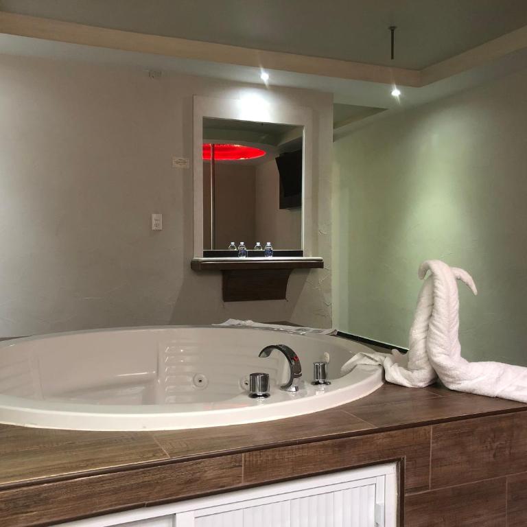 Hotel & Villas 7 - King Suite with Spa Bath - 2
