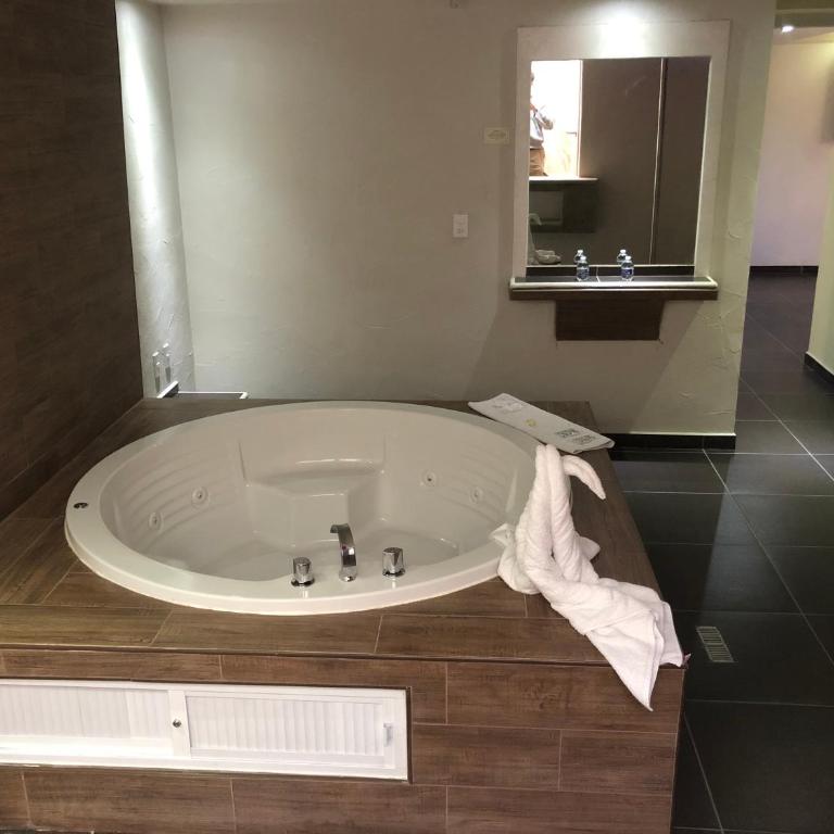Hotel & Villas 7 - King Suite with Spa Bath - 3