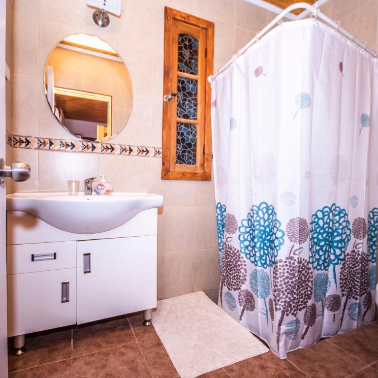 Hostal Sumaj - Habitación Triple con baño privado - 1