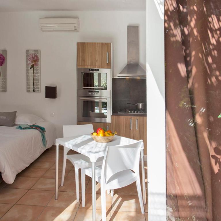 Amarylis à Calvi location 2 pers avec clim jardin piscine et barbecue - Villa - 5