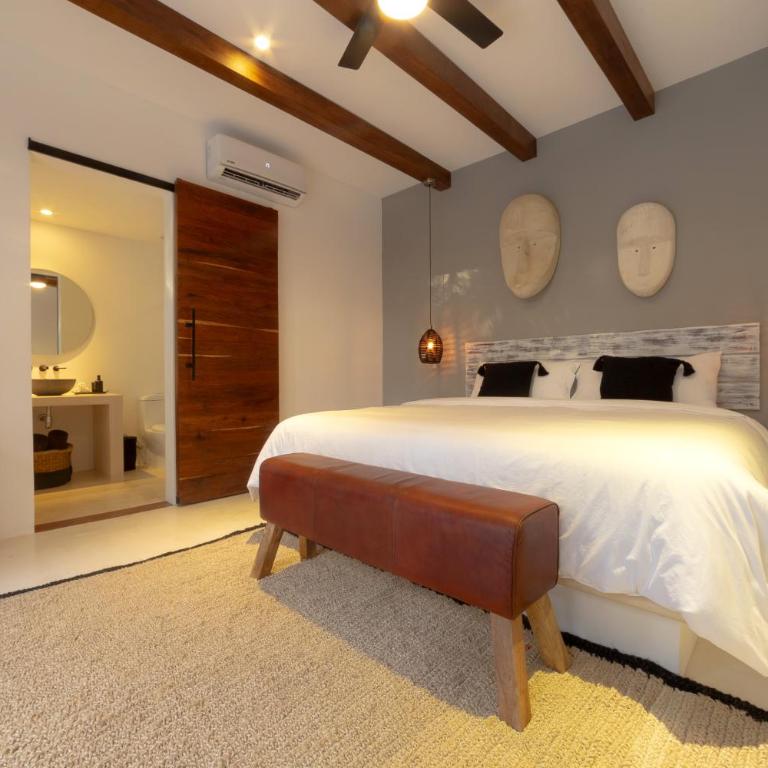 BT Rooms Tulum - Habitación con cama extragrande y vistas a la piscina - 5
