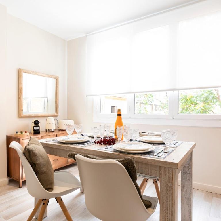 Chic Apartments Barcelona - Apartment with Balcony - 8