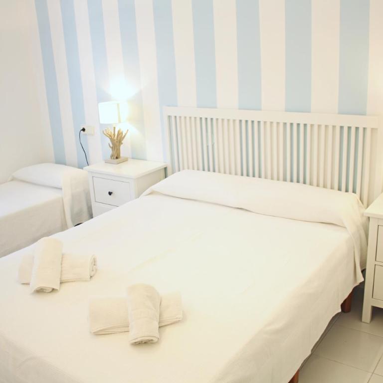 Meritxell seafront villa - Four-Bedroom House - 14