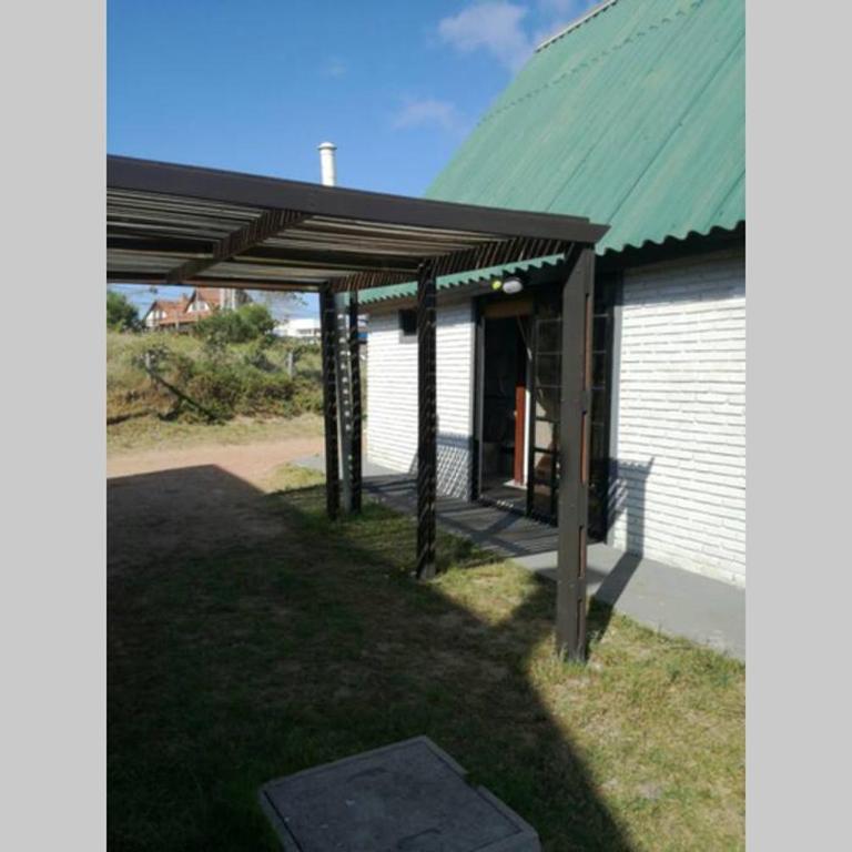 A tres cuadras de la playa, lugar tranquilo. - Casa de 2 dormitorios - 14