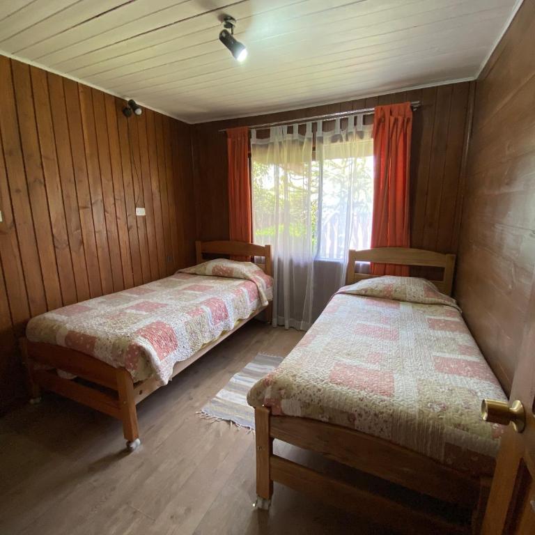 Hostal el Nogal Pucón - Habitación Doble con baño compartido fuera de la habitación - 2 camas - 2